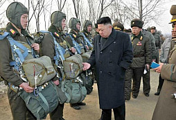 Kim Čong-un osobně dohlédl na to, aby parašutisté, kteří nepřežili hromadný seskok, dostali in memoriam medaile