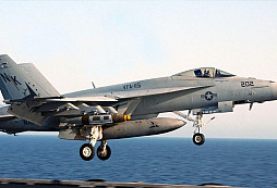Americké námořnictvo zařadilo do výzbroje první letouny F/A-18 Block III Super Hornet