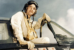 McCampbell – legendární stíhací eso a příkladný velitel. Jeho skupina zničila více než 600 japonských letadel