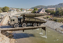 Excalibur Army poskytla pro IZS provizorní most, tým firmy ho instaloval v náročných podmínkách