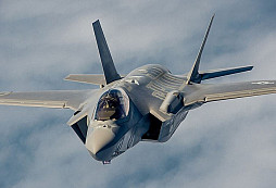 Polskému letectvu byly dodány první dva letouny F-35A Husarz. Výcvik probíhá v USA