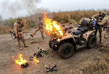 Video: Ruská jednotka na čtyřkolce spustila palbu na FPV dron. Nestačilo to
