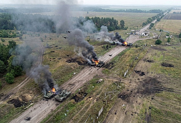Na hraně dvou oblastí to vře: Zveřejněné záběry ruských dronových úderů na obrněnce