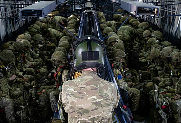 Britové a Francouzi trénují výsadek. Je to generálka na Ukrajinu