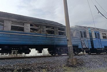 Ve stínu eskalace kolem Íránu pokračují útoky na civilisty. Dron zasáhl příměstský vlak u Kryvého Rihu, hlášena oběť