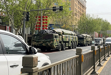 Čína vyslala jasný vzkaz: Hypersonické odpalovače DF-27 projely městem
