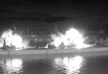 Unikátní video: Noční peklo v Novorossijsku. Ukrajinci zaútočili na fregatu i raketovou loď
