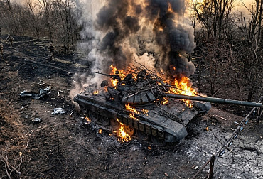 Ukrajinské drony odhalily maskovaný ruský tank. Větve ho nezachránily - naopak pomohly požáru