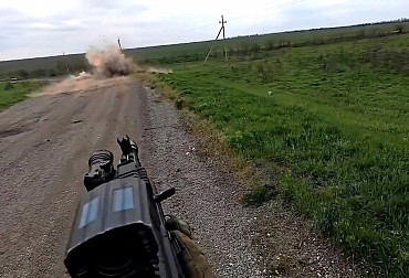 Video: FPV dron čekal na vhodný okamžik. Ten už nepřišel. Unikátní sestřelení pomocí ruční zbraně