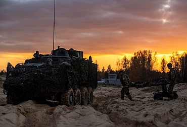 NATO chce zkrátit rozhodování o útoku na polovinu. V Lotyšsku testuje systém, který může změnit moderní válku