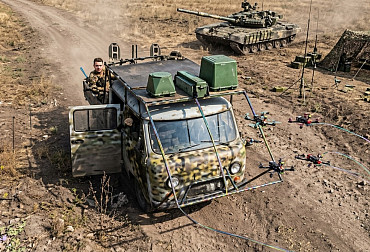 Video: Ukrajinské FPV drony na optickém vlákně zasáhly ruskou pěchotu, techniku i tank