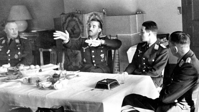 Německé eso Adolf Galland obdivoval britské Spitfiry. Podílel se na natáčení slavného filmu o bitvě o Británii